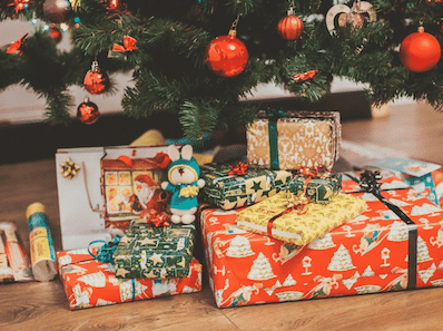 Bunte Geschenke unter dem Weihnachtsbaum